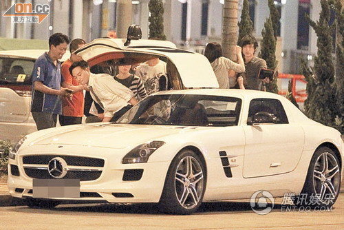 组图:吴君如收陈可辛300万跑车 街头兴奋秀车