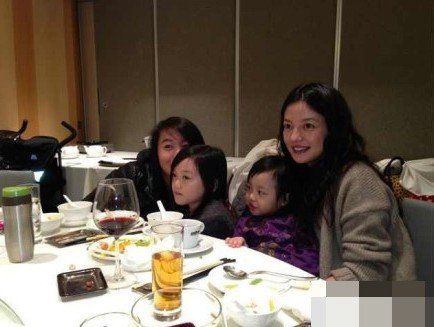 赵薇母女与王菲一家聚餐 小四月李嫣当“闺蜜”