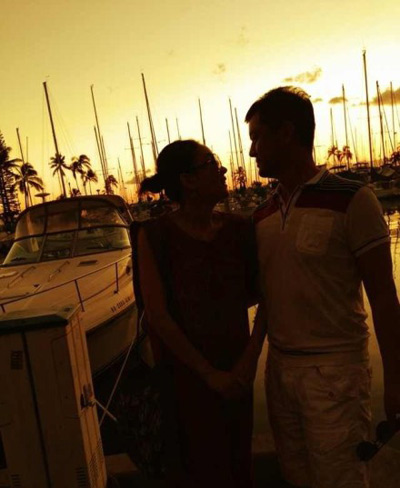 王菲全家海外度假照曝光 与李亚鹏深情对望(图)